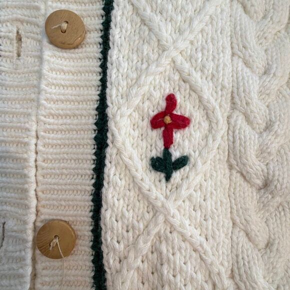Northern Reflections Vintage Cardigan Cable Knit White Sweater Red Flowers Mediu - Picture 3 of 8